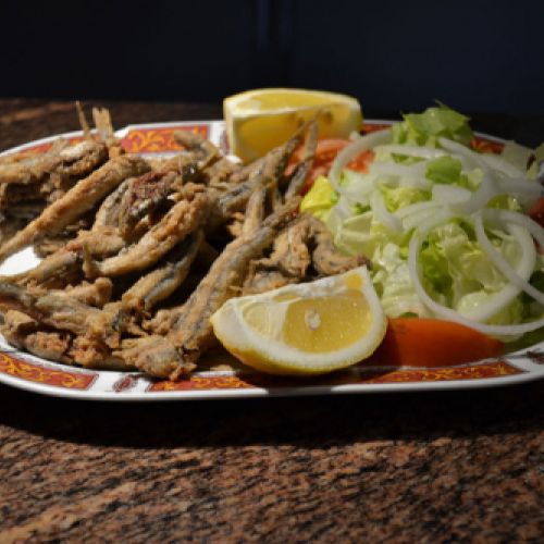 Ración de anchoas fritas con ensalada