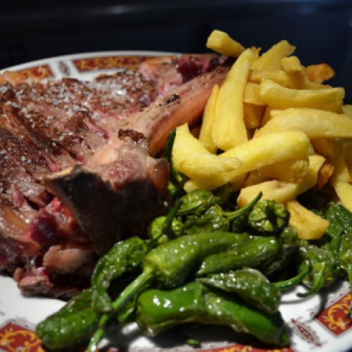 Chuletón de ternera con patatas y pimientos
