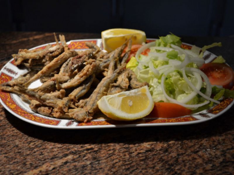 Ración de anchoas fritas con ensalada