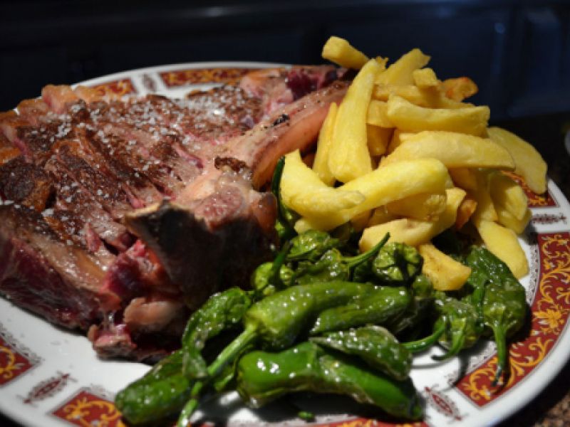 Chuletón de ternera con patatas y pimientos